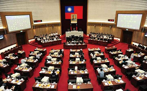 黨內同志揚言退黨不支持！高市議長國民黨變生肘腋  陸淑美宣布放棄提名