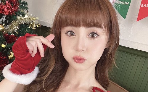 短今約大家一起過節！深V性感聖誕裝  網驚：辣到都不冷了