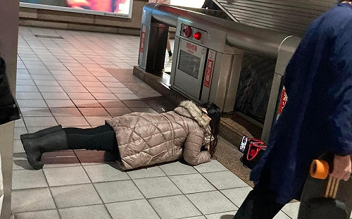 一言不合就棒式？女子等捷運順便練核心 北捷：勸導不聽可拒絕運送