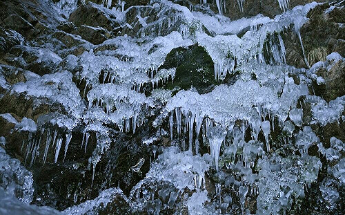 寒流來襲奇景現身！坪林「河面上蒸氣霧」、南橫瀑布變身「冰柱」