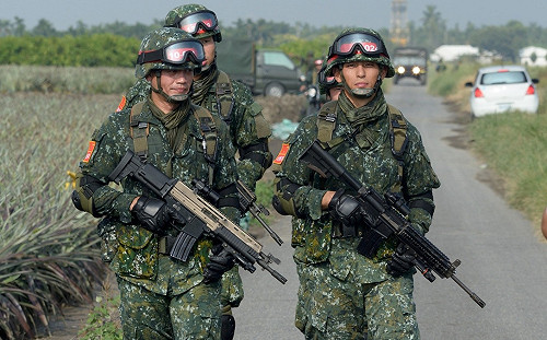 瞄準鏡裝反？吳怡農：謝謝細心民眾 並不是我的槍、也非我裝配備