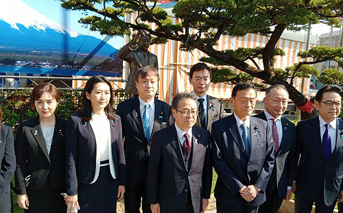 日本自民黨幹事長率團南下高雄   12位參議員向保安堂安倍晉三銅像獻花鞠躬