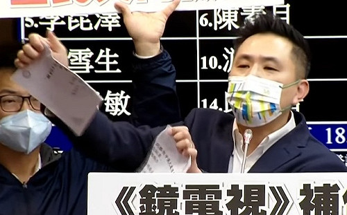 「鏡電視過關這天 就是NCC死亡之日！」陳以信撕毀報告書抗議