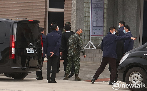 蔡英文視察澎湖營區 邱國正迷彩小帽當場被大風吹走 