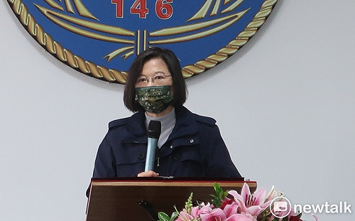 視察實戰化射擊 蔡英文： 當兵這一年，絕不是浪費一年 