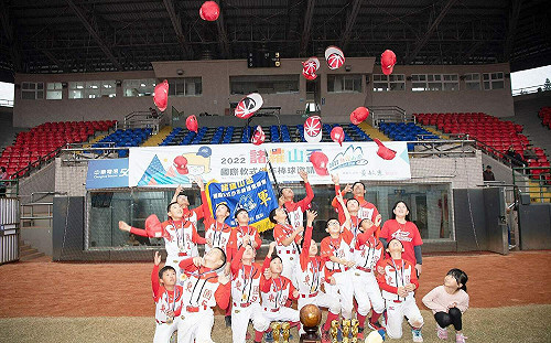 諸羅山盃國際軟式少年棒球邀請賽閉幕 關西國小抱走木雕獎盃