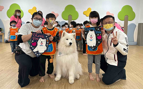 狗醫生療癒特幼生心 新北融合教育多元化  校園犬居全國之冠