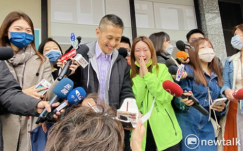 支持者捧小蛋糕驚喜慶生 吳怡農樂開懷許願：民主政治正向、乾淨