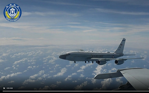 解放軍公布影片 反控美軍偵察機危險接近共機
