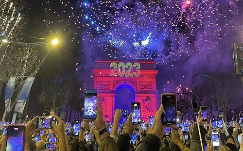 100萬人香榭大道跨年 台遊客：絢爛煙火值得等待