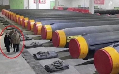 金與正哭哭 「她」才是真正北韓接班人？第3度亮相 都是爸爸帶著看核彈頭