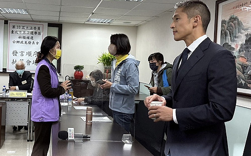 獨派拉布條抗議 王鴻薇抱怨：意圖使人不當選、選委會不用做事喔？