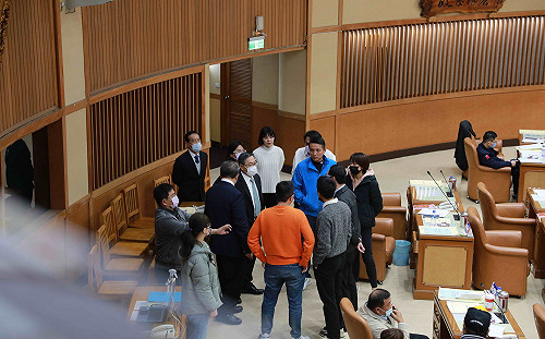 第四屆新北議會首次臨時會 藍綠為侯友宜專案報告而流會互轟