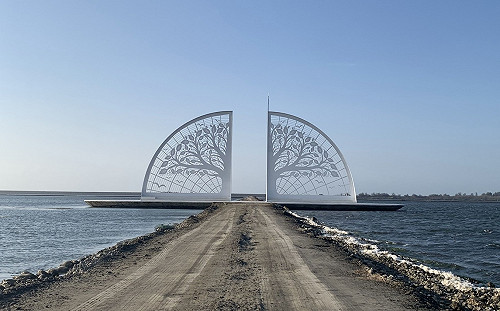 台南新秘境！青鯤鯓扇型鹽田活化 「生命樹」成濱海新亮點 