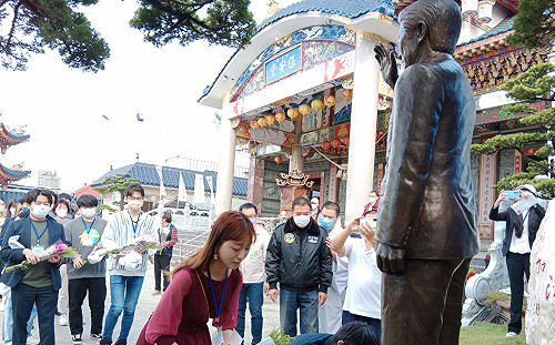 培育更多知台派延續安倍精神！安倍之友會首批獎學金錄取生向安倍銅像致意