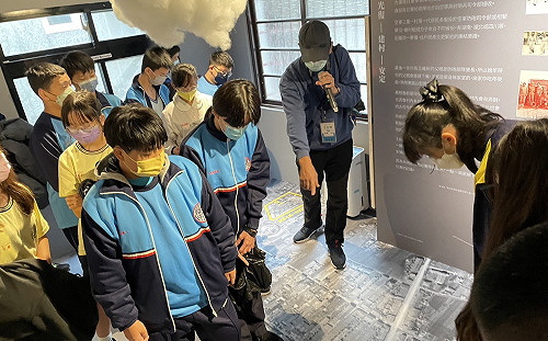 新北光榮國中師生參觀三重一村晴空展  頻呼太酷了 