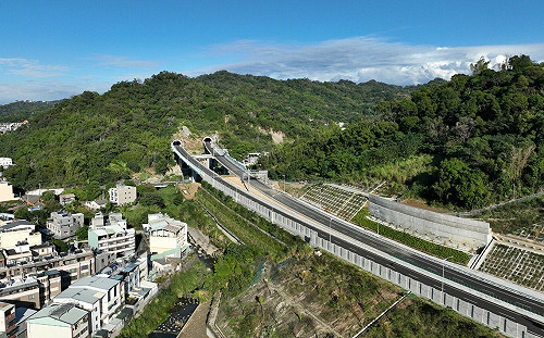 春節首波車潮湧現！國5連塞6小時  西部國道下午車潮增1成