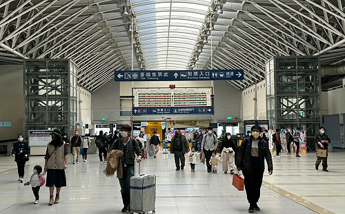 解封後首個春節！台鐵加開499班次 運能提升12%飆新高 