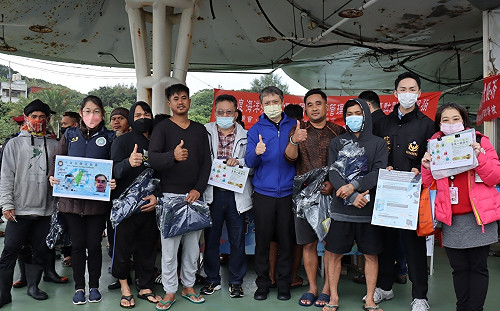 新北勞工局歲末送暖外籍漁工 提供防寒物資 義剪按摩 