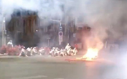 (影) 中國慘到要在路邊燒屍體？ 安徽披麻帶孝焚燒場面嚇壞人