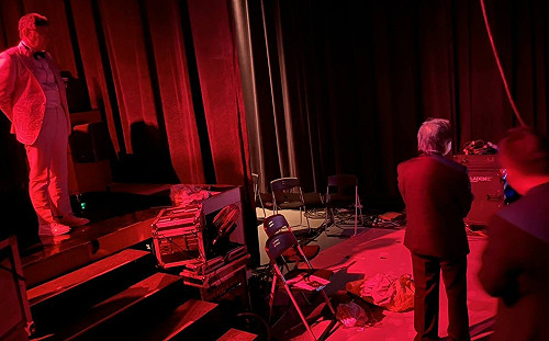 《炎上王世堅》今晚登場！兩人登台前畫面曝光 柯文哲發文tag「我佛慈悲」