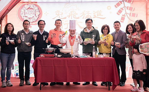 「高雄過好年」系列活動開跑　陳其邁發兔年小紅包拜早年