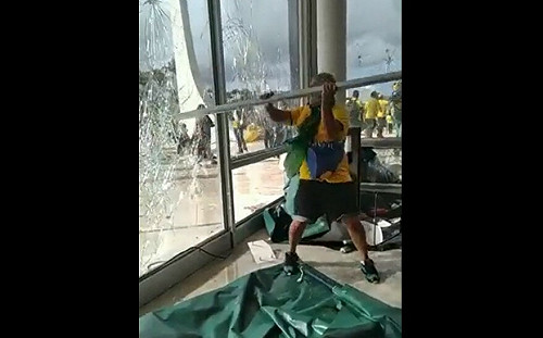 (影)巴西前總統狂粉闖入最高法院、國會和總統府! 當局出動部隊平亂