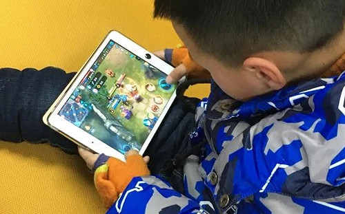 整個寒假只能玩14小時！騰訊遊戲發布未成年限玩令 網友笑「這方式」輕鬆破解 