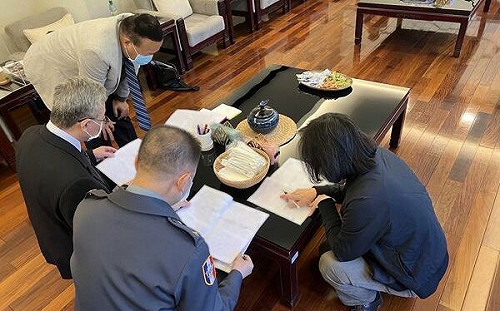 總統蹲地討論義務役延長一年照曝光 他透露「前後修改57次」