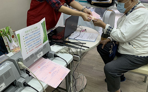 高齡駕照定期換 用路安全無憂患