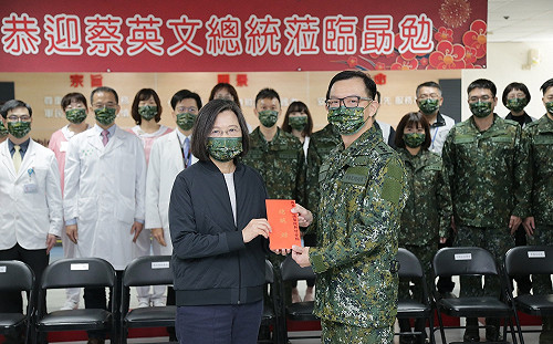 將接國防部長？蔡英文突然回頭看了身後的顧立雄一眼