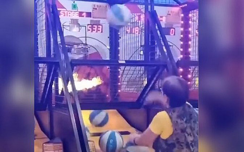 阿嬤玩投籃機！「手沒停過」破紀錄