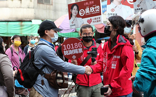 港湖新希望？吳欣岱市場拜年 攤販誇：比高嘉瑜漂亮！  