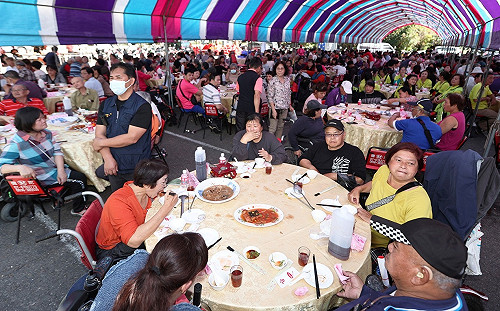 Abc獅子會寒冬送暖  席開百桌款待千人共享幸福年菜