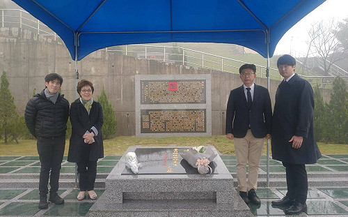 李登輝百歲冥誕 李安妮帶獨子賴瑋倫上山致意