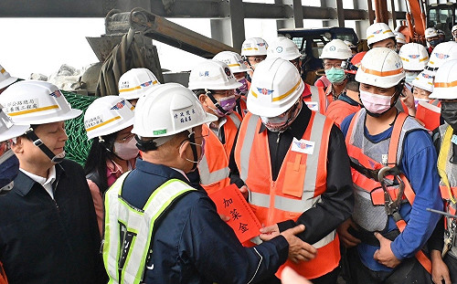 蘇花公路大清水隧道1700搶通 蘇揆PO出第一波車輛通行影片