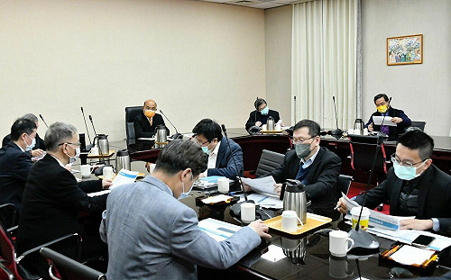 讓民眾過好年！蘇揆：請指揮中心持續緊盯疫情發展並監測防疫物資