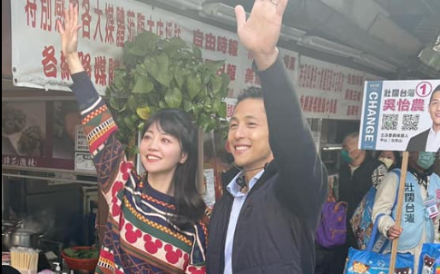 與王世堅站同線？高嘉瑜閃答「秀鞋底」...