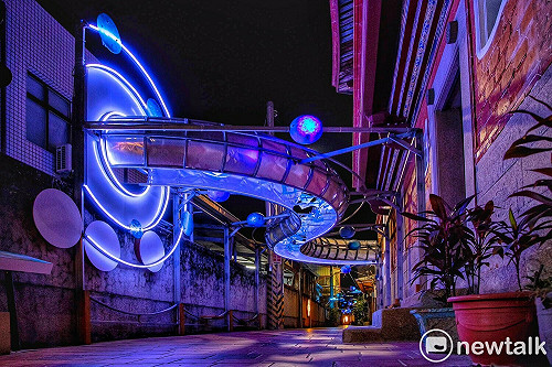 月之美術館－漫月美行動特展吸睛  IP虛擬館員「兔大叔」埋伏迎賓