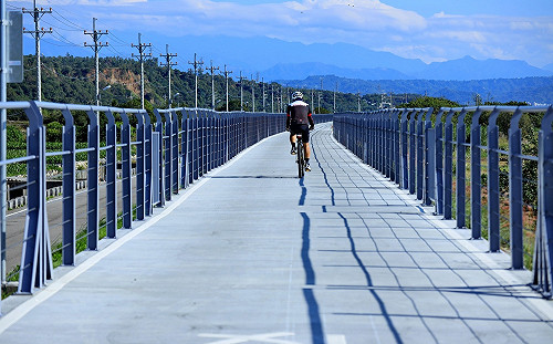 騎鐵馬享深度旅遊 台中甲后稻香自行車道超美登場