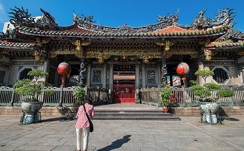 一份空汙檢測讓逾280年龍山寺禁香！擲筊菩薩同意、香客減3成又回來  ：「心香」祈福更清新