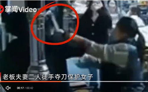 (影) 驚險直擊》河南一女子遭持刀鎖喉  燒烤店夫妻徒手奪刀制伏