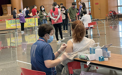 春節前疫情恐達最高峰！新北衛生局：滿30歲市民今起打疫苗免費