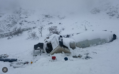 低溫又缺氧! 西藏林芝一隧道口發生雪崩 至少 8 人罹難 搜救進行中