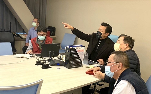 新北市副市長朱惕之視察交通戰情室 指示全力疏解春節提前返鄉車潮　