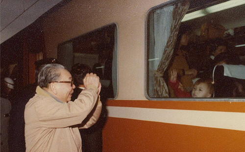 蔣經國與基層搏感情照曝光 國民黨：堅持走最愛台灣路線