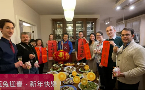 (影)駐匈大使親自「辦桌」秀手路菜 讓匈牙利學生體驗除夕圍爐文化