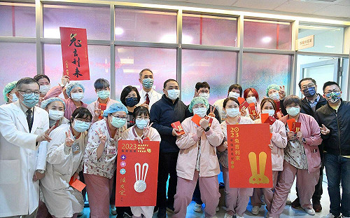 春節新北醫療服務不中斷 侯友宜慰勞新北聯醫醫護團隊