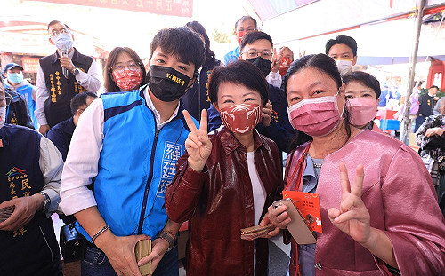 新春拜廟發小紅包 盧秀燕許3願