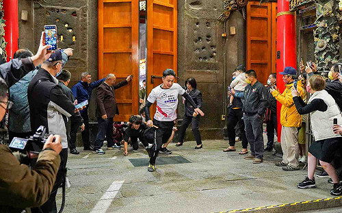 新港奉天宮開廟門男子搶頭香 祈願女友天天開心
